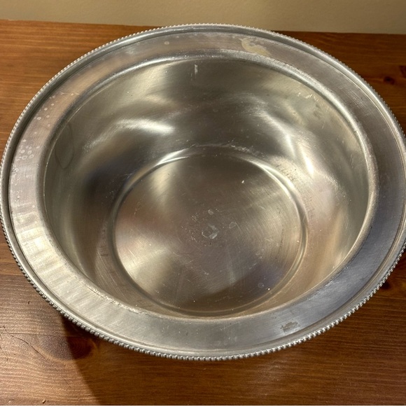 BW Buenilum Aluminum Round Covered Serving Dish - Picture 5 of 8